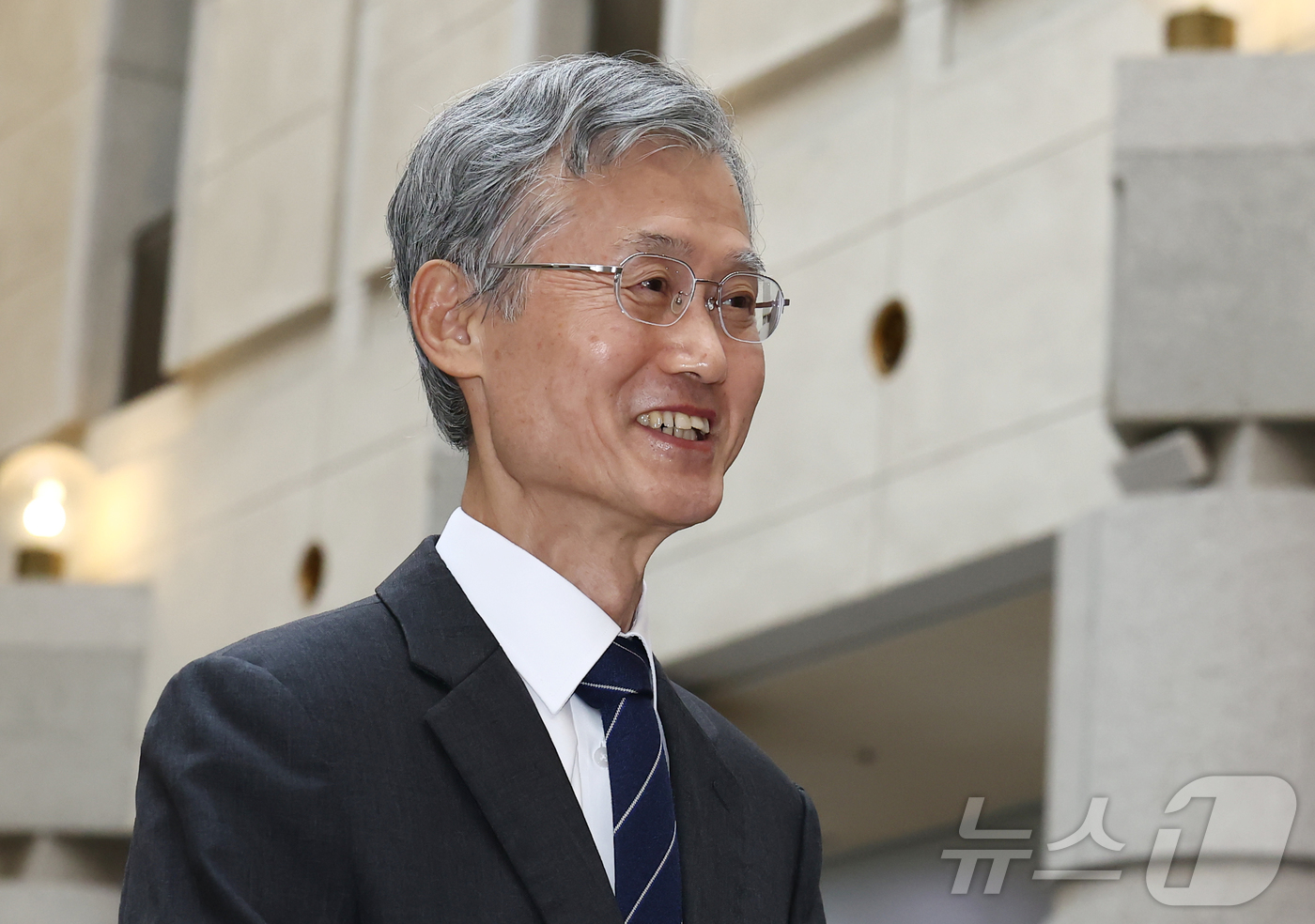 (서울=뉴스1) 김민지 기자 = 조희대 대법원장이 7일 오전 서울 서초구 대법원에서 열린 이흥구 대법관 퇴임식에서 직원들과 대화하며 미소를 보이고 있다. 2026.9.7/뉴스1