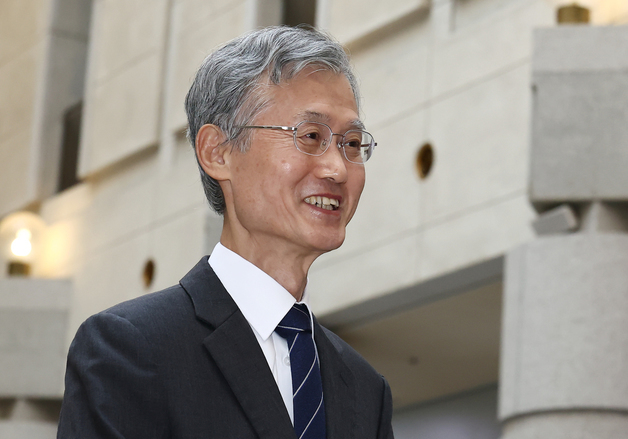 미소 보이는 조희대 대법원장