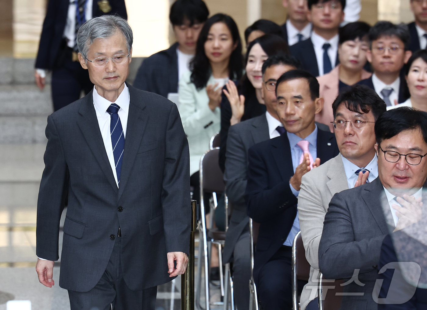 (서울=뉴스1) 김민지 기자 = 조희대 대법원장이 7일 오전 서울 서초구 대법원에서 열린 이흥구 대법관 퇴임식에 입장하고 있다. 2026.9.7/뉴스1