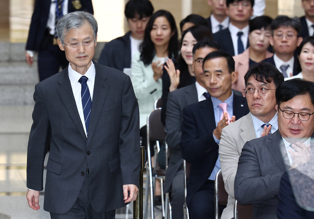 이흥구 대법관 퇴임식 입장하는 조희대 대법원장