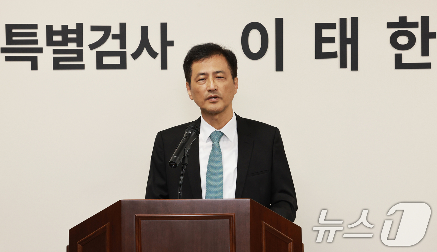 (서울=뉴스1) 오대일 기자 = 6·3 지방선거 투표용지 부족 사태 등 중앙선거관리위원회를 둘러싼 의혹을 수사할 특검팀 이태한 특별검사가 7일 오전 서울 서초구 특검 사무실에서 열 …