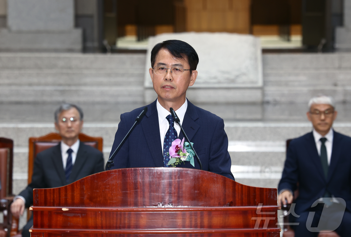(서울=뉴스1) 김민지 기자 = 이흥구 대법관이 7일 오전 서울 서초구 대법원에서 열린 퇴임식에서 퇴임사를 하고 있다. 왼쪽은 조희대 대법원장. 2026.9.7/뉴스1