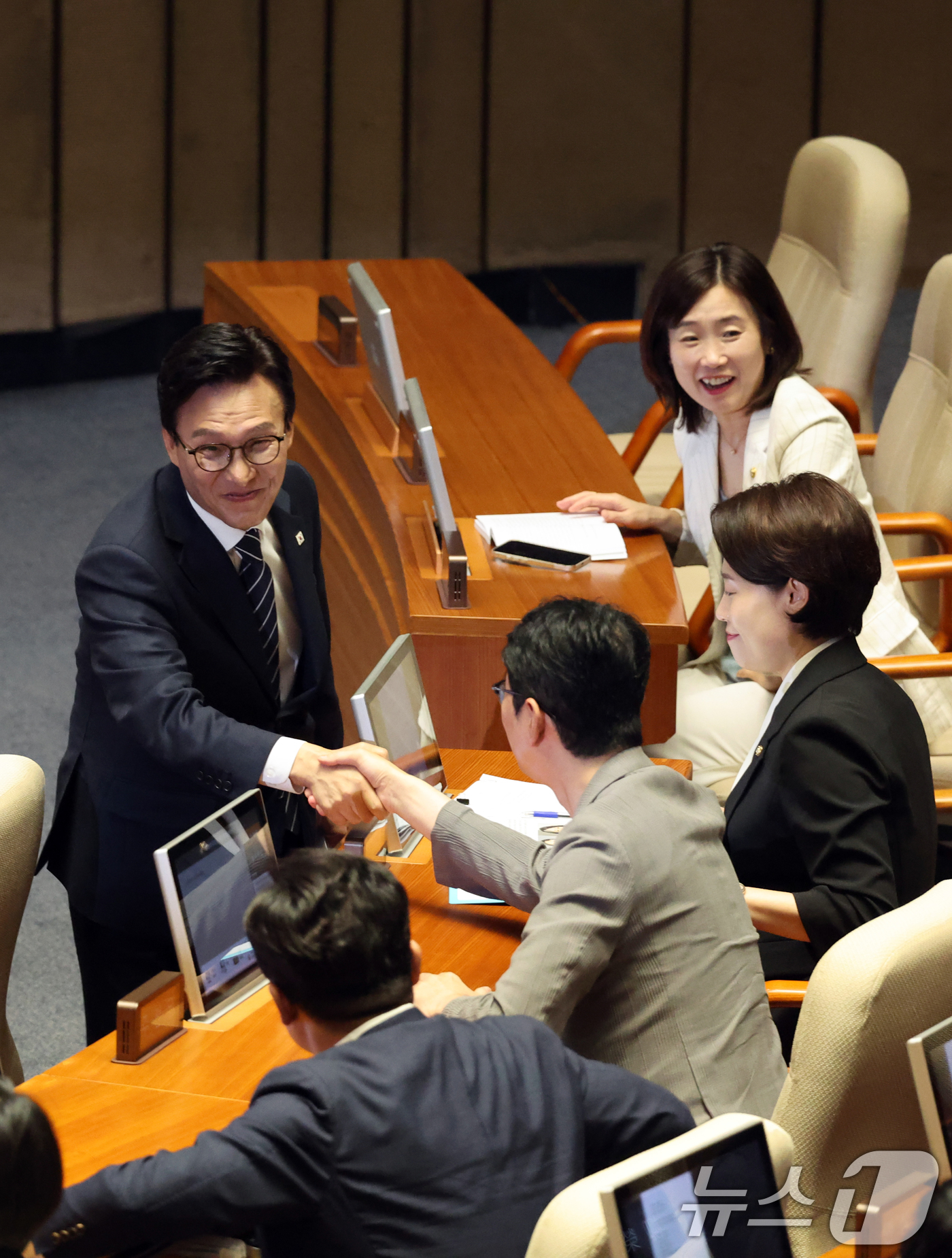 (서울=뉴스1) 황기선 기자 = 김민석 더불어민주당 대표가 7일 오전 서울 여의도 국회에서 열린 제439회국회(정기회) 제3차 본회의에서 교섭단체 대표연설을 마치고 주진우 국민의힘 …