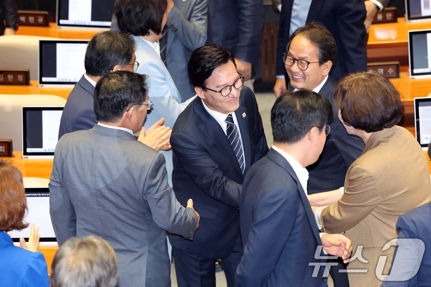 (서울=뉴스1) 황기선 기자 = 김민석 더불어민주당 대표가 7일 오전 서울 여의도 국회에서 열린 제439회국회(정기회) 제3차 본회의에서 교섭단체 대표연설을 마치고 의원들과 인사하 …