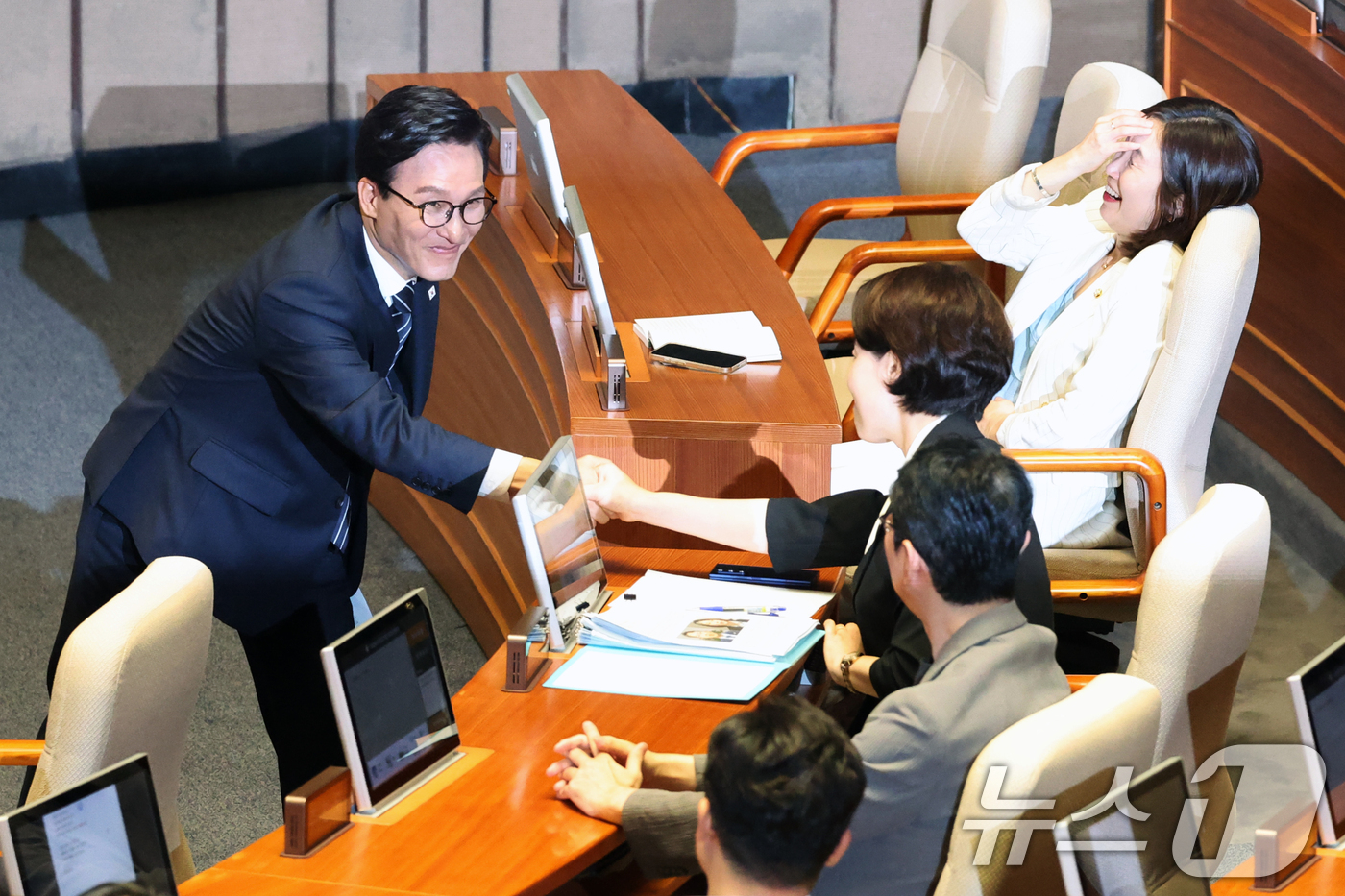 (서울=뉴스1) 황기선 기자 = 김민석 더불어민주당 대표가 7일 오전 서울 여의도 국회에서 열린 제439회국회(정기회) 제3차 본회의에서 교섭단체 대표연설을 마치고 야당 의원들과 …