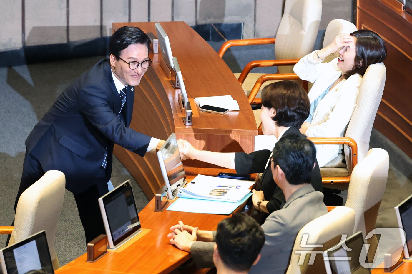 본문 이미지 - 김민석 더불어민주당 대표가 7일 오전 서울 여의도 국회에서 열린 제439회국회(정기회) 제3차 본회의에서 교섭단체 대표연설을 마치고 야당 의원들과 인사하고 있다. 2026.9.7 ⓒ 뉴스1 황기선 기자