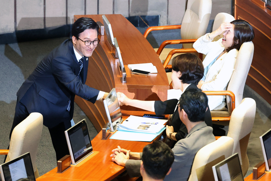 국민의힘 의원과 인사 나누는 김민석 대표