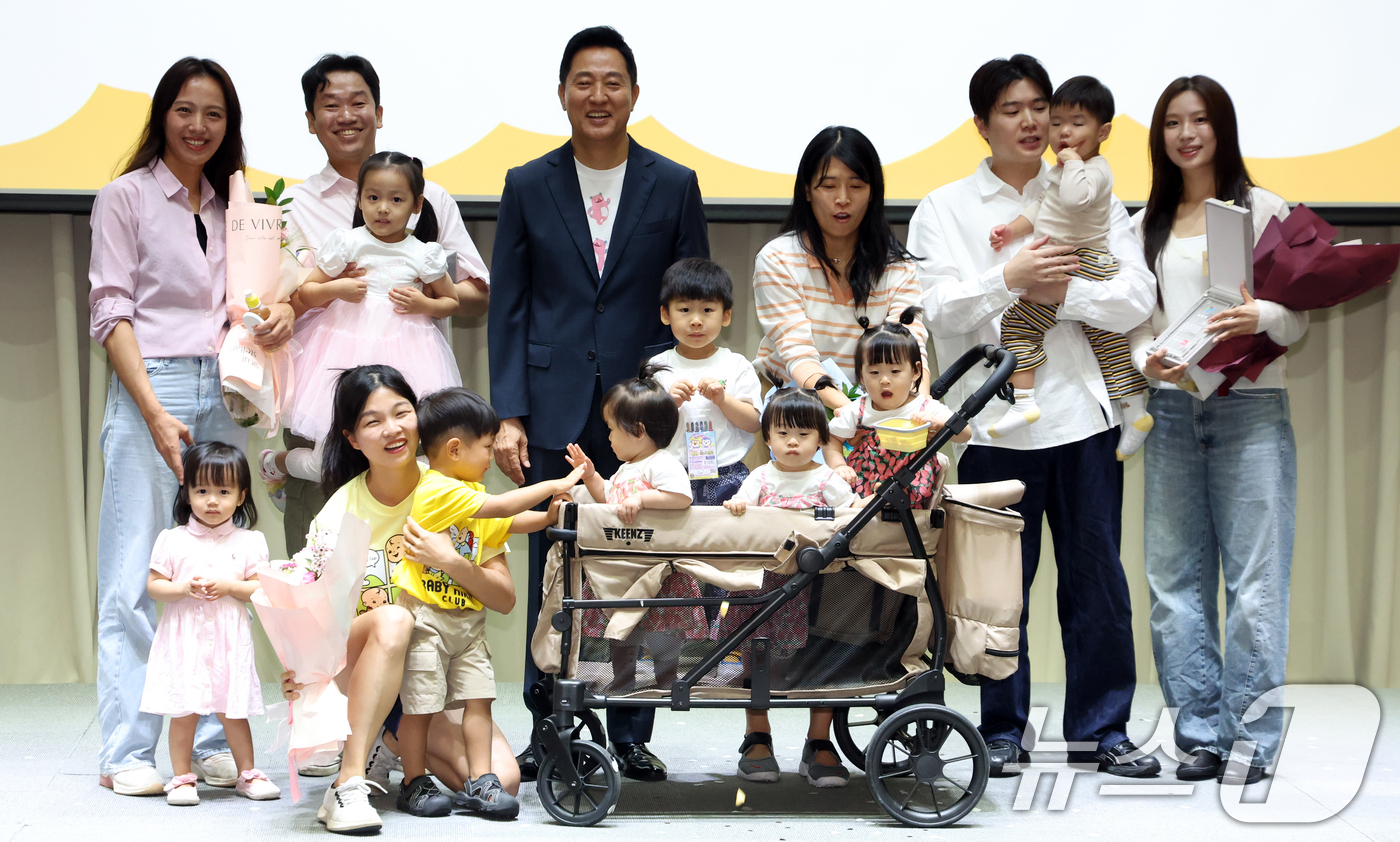 (서울=뉴스1) 김명섭 기자 = 오세훈 서울시장이 7일 오전 서울 중구 서울시청에서 열린 서울아이엠배서더 4기 발대식에서 3기 가족들과 기념촬영을 하고 있다. 2026.9.7/뉴스 …