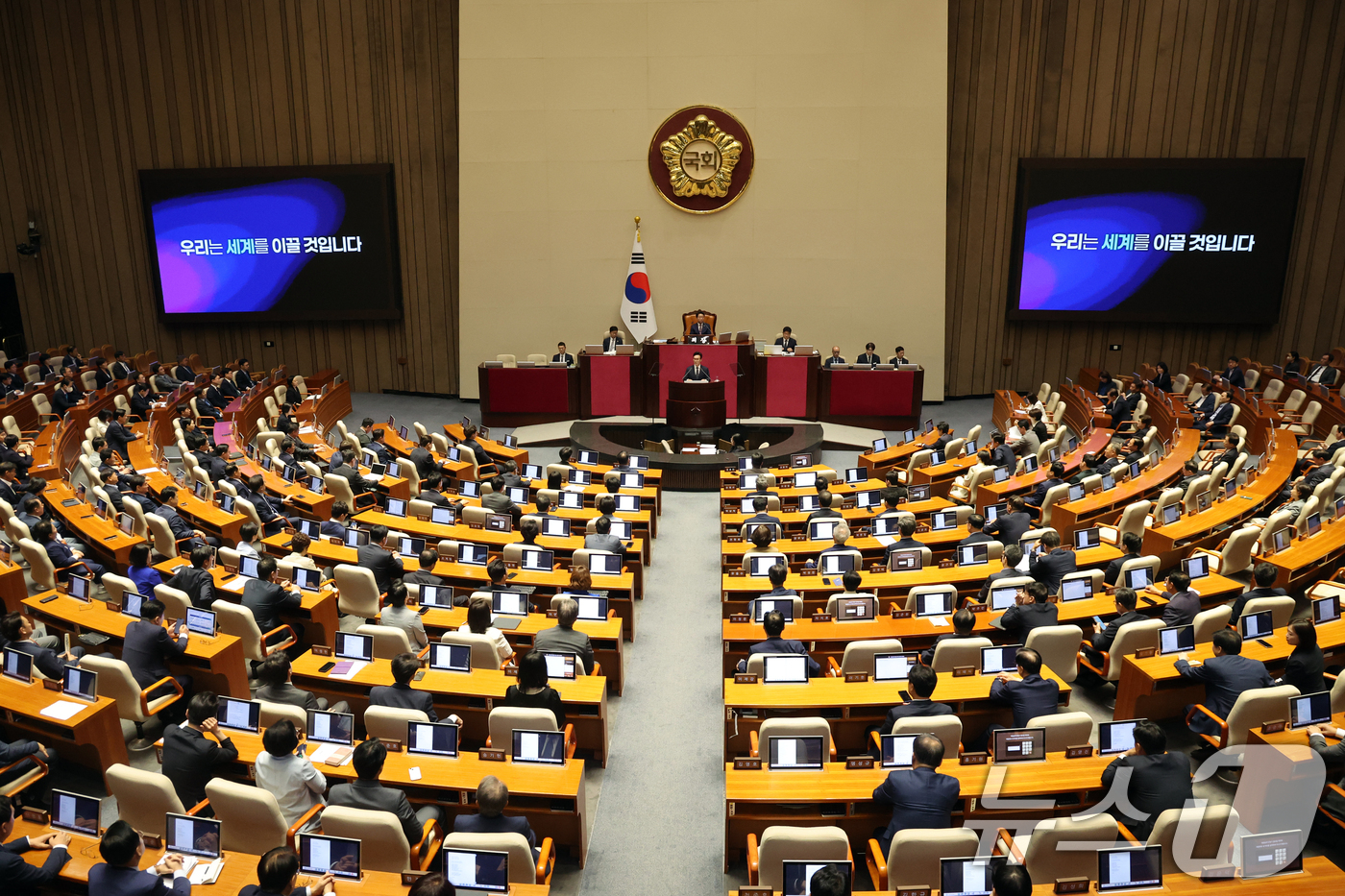 (서울=뉴스1) 황기선 기자 = 김민석 더불어민주당 대표가 7일 오전 서울 여의도 국회에서 열린 제439회국회(정기회) 제3차 본회의에서 교섭단체 대표연설을 하고 있다.  2026 …