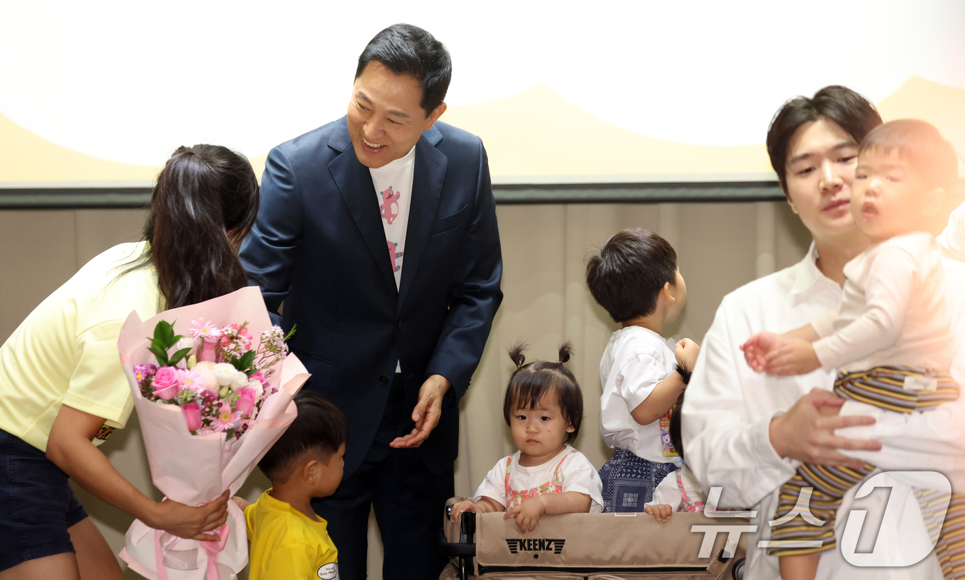 (서울=뉴스1) 김명섭 기자 = 오세훈 서울시장이 7일 오전 서울 중구 서울시청에서 열린 서울아이엠배서더 4기 발대식에서 가족들과 인사를 하고 있다. 2026.9.7/뉴스1