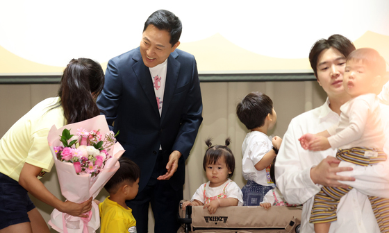 서울아이엠배서더  가족들과 인사하는 오세훈 시장