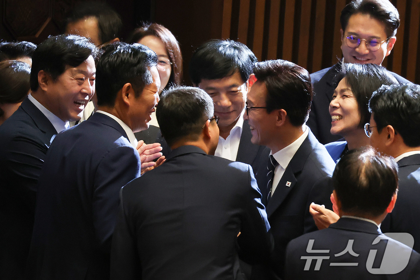 (서울=뉴스1) 신웅수 기자 = 김민석 더불어민주당 대표가 7일 서울 여의도 국회에서 열린 제439회국회(정기회) 제3차 본회의에서 교섭단체 대표연설을 마치고 정청래 의원과 인사하 …
