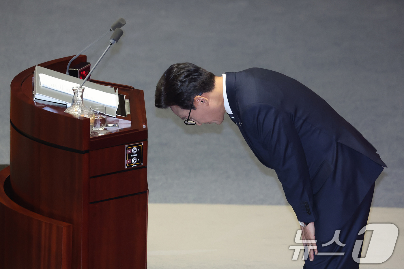 (서울=뉴스1) 신웅수 기자 = 김민석 더불어민주당 대표가 7일 서울 여의도 국회에서 열린 제439회국회(정기회) 제3차 본회의에서 교섭단체 대표연설을 마치고 인사하고 있다. 20 …