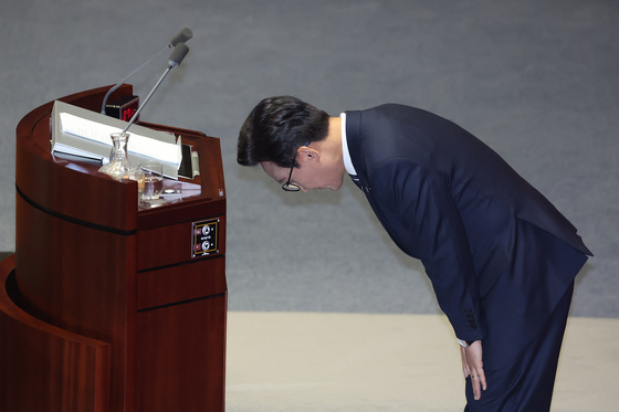 인사하는 김민석