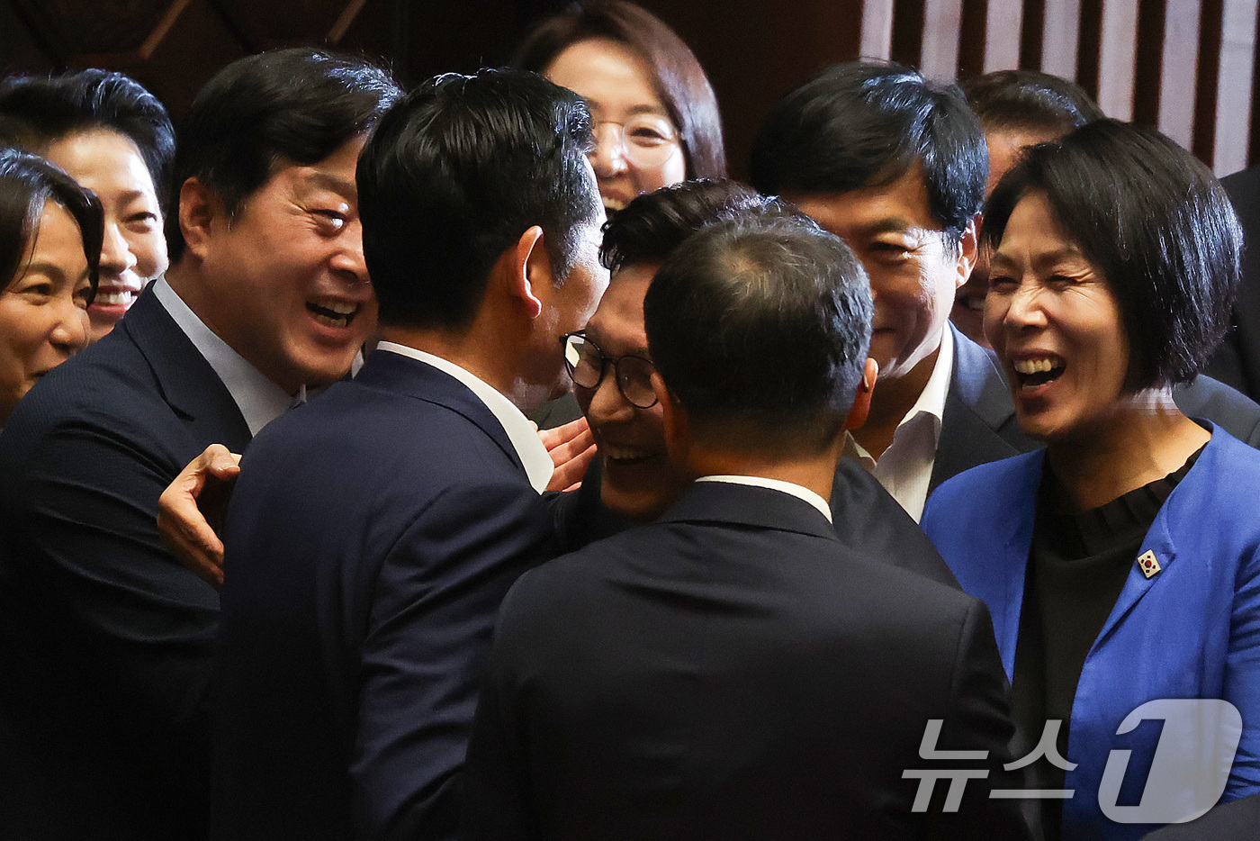(서울=뉴스1) 신웅수 기자 = 김민석 더불어민주당 대표가 7일 서울 여의도 국회에서 열린 제439회국회(정기회) 제3차 본회의에서 교섭단체 대표연설을 마치고 정청래 의원과 포옹하 …