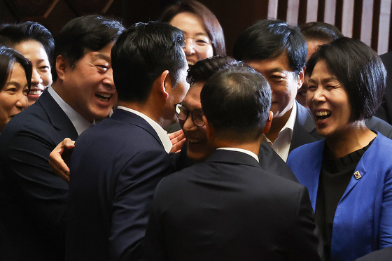 정청래와 포옹하는 김민석