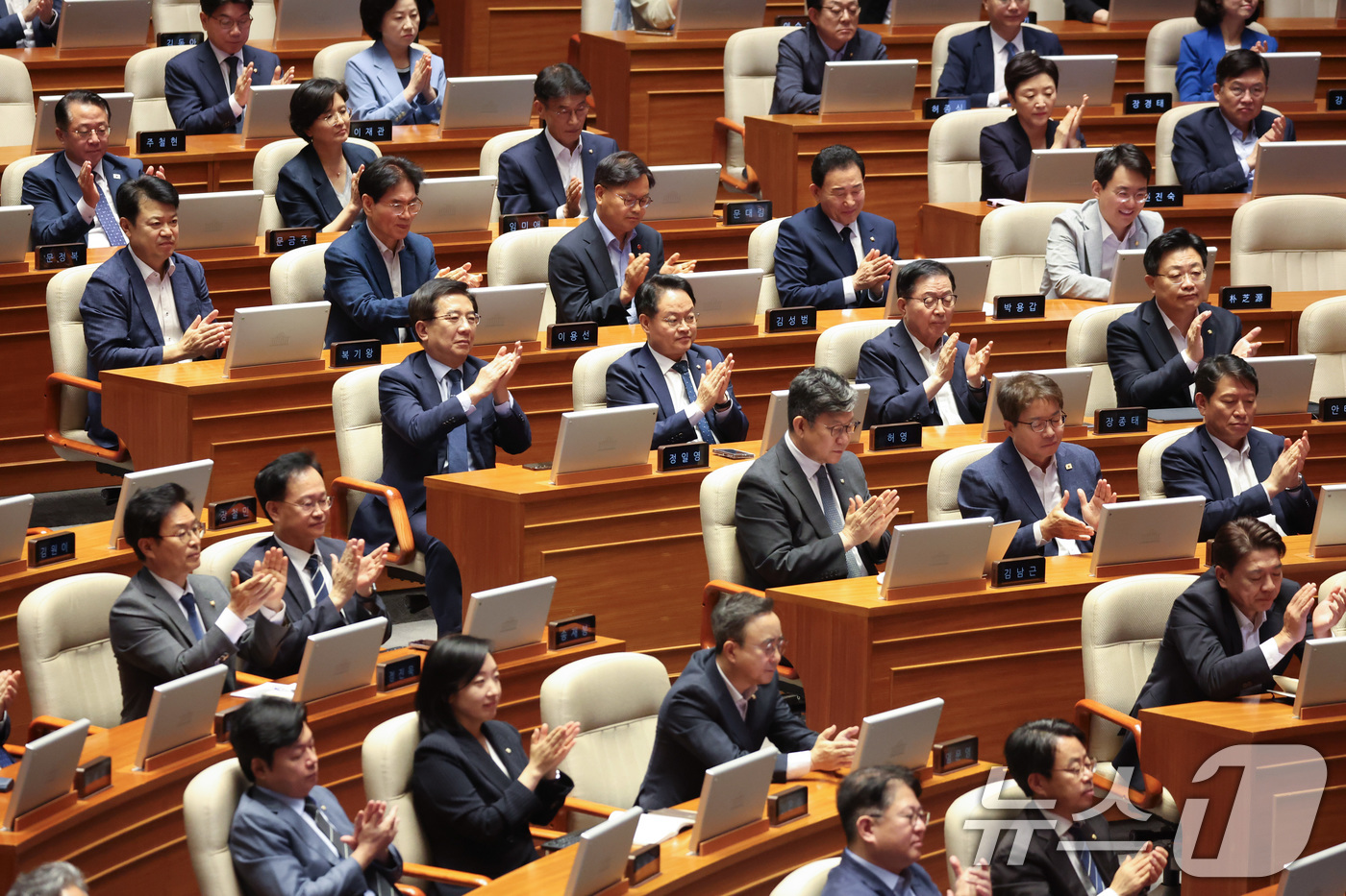 (서울=뉴스1) 신웅수 기자 = 7일 서울 여의도 국회에서 열린 제439회국회(정기회) 제3차 본회의에서 더불어민주당 의원들이 김민석 더불어민주당 대표의 교섭단체 대표연설을 들으며 …