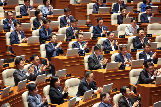 박수치는 민주당 의원들
