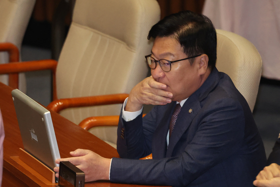 본회의 자리한 정점식 원내대표