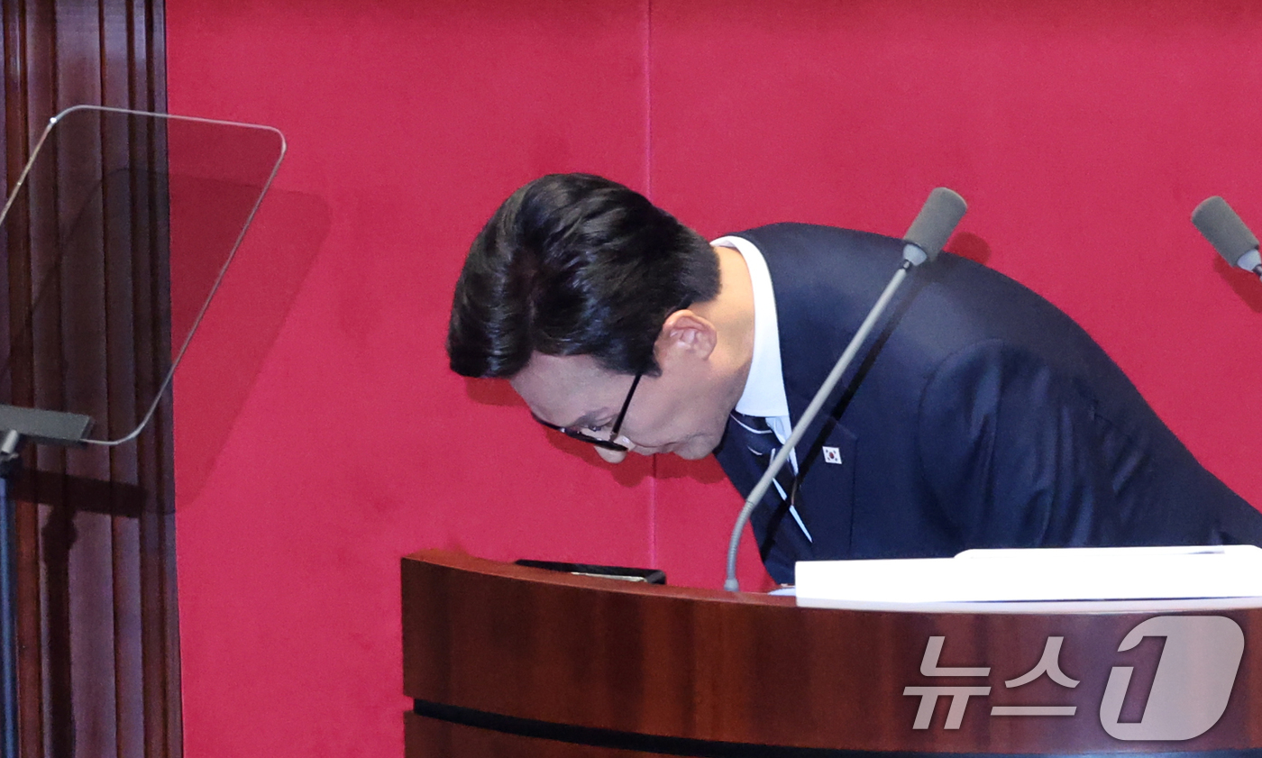 (서울=뉴스1) 황기선 기자 = 김민석 더불어민주당 대표가 7일 오전 서울 여의도 국회에서 열린 제439회국회(정기회) 제3차 본회의에서 교섭단체 대표연설 전 인사를 하고 있다. …