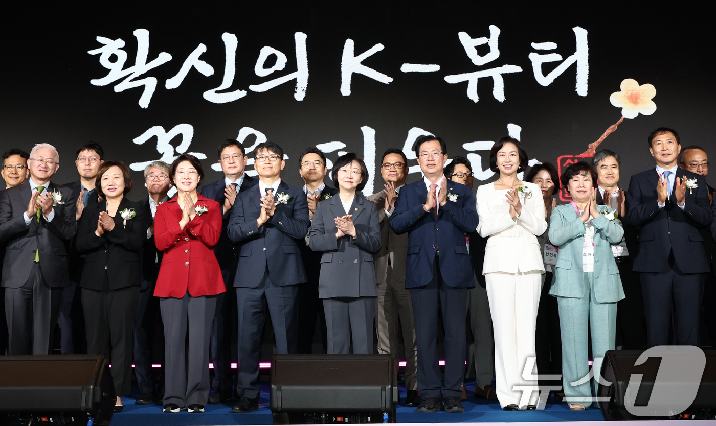 (서울=뉴스1) 최지환 기자 = 오유경 식품의약품안전처장, 서경배 대한화장품협회장(아모레퍼시픽 회장)이 7일 오전 서울 중구 더 플라자 호텔에서 열린 2026 화장품의 날 기념식에 …