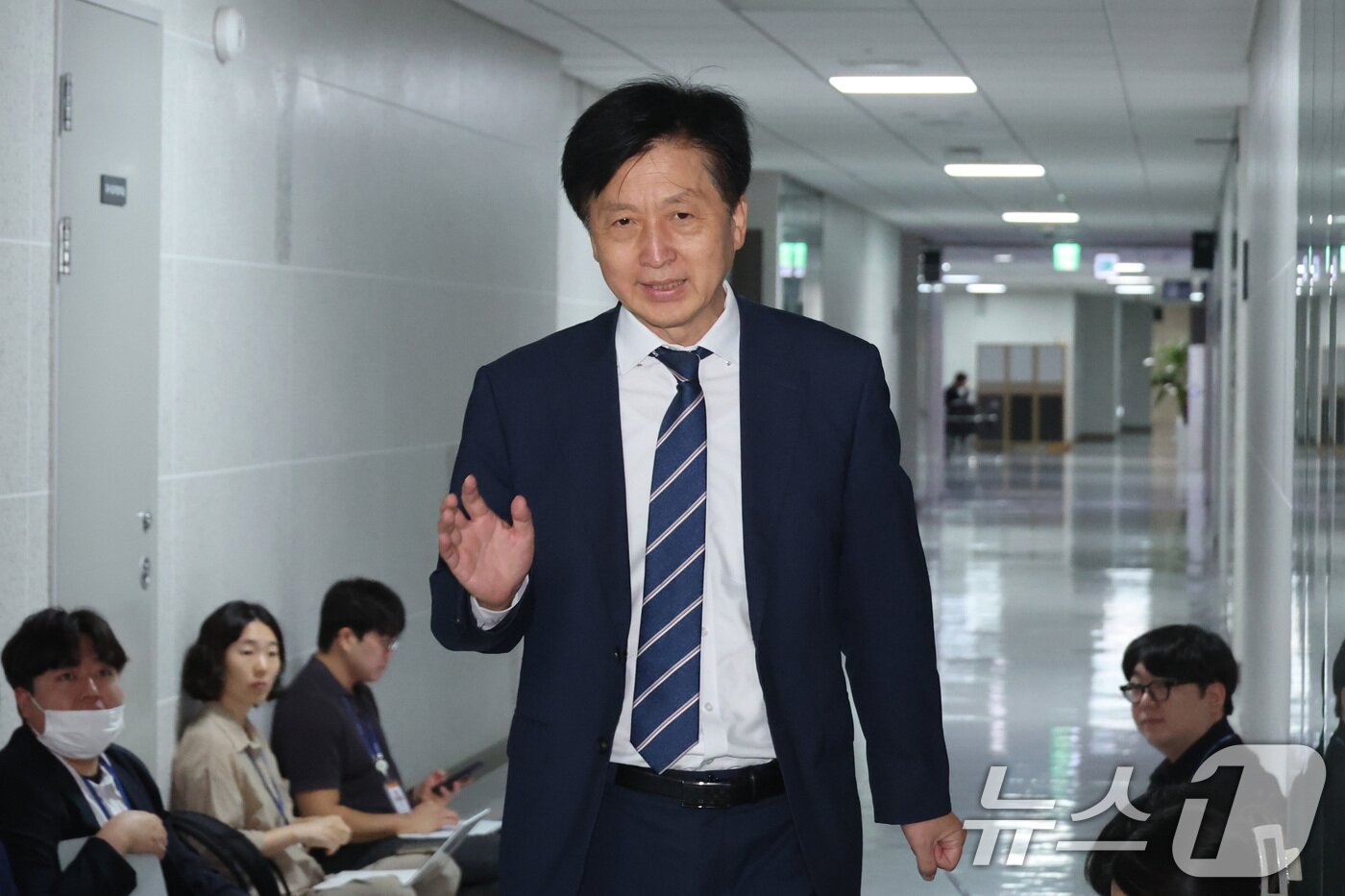 본문 이미지 - 재정경제기획위원회 여당 간사인 오기형 더불어민주당 의원이 7일 서울 여의도 국회 의원회관에서 열린 대미 투자 관련 당정에 참석하고 있다. 2026.9.7 ⓒ 뉴스1 신웅수 기자