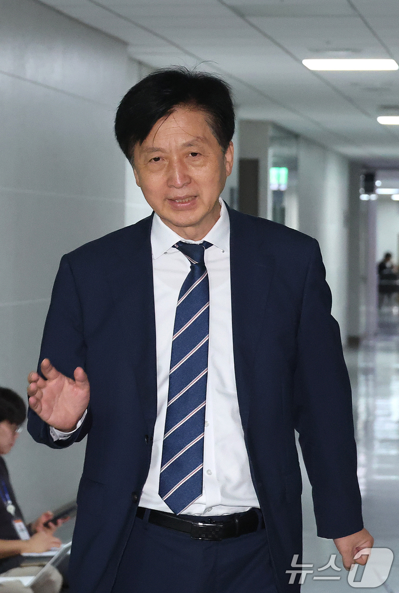 (서울=뉴스1) 신웅수 기자 = 재정경제기획위원회 여당 간사인 오기형 더불어민주당 의원이 7일 서울 여의도 국회 의원회관에서 열린 대미 투자 관련 당정에 참석하고 있다. 2026. …