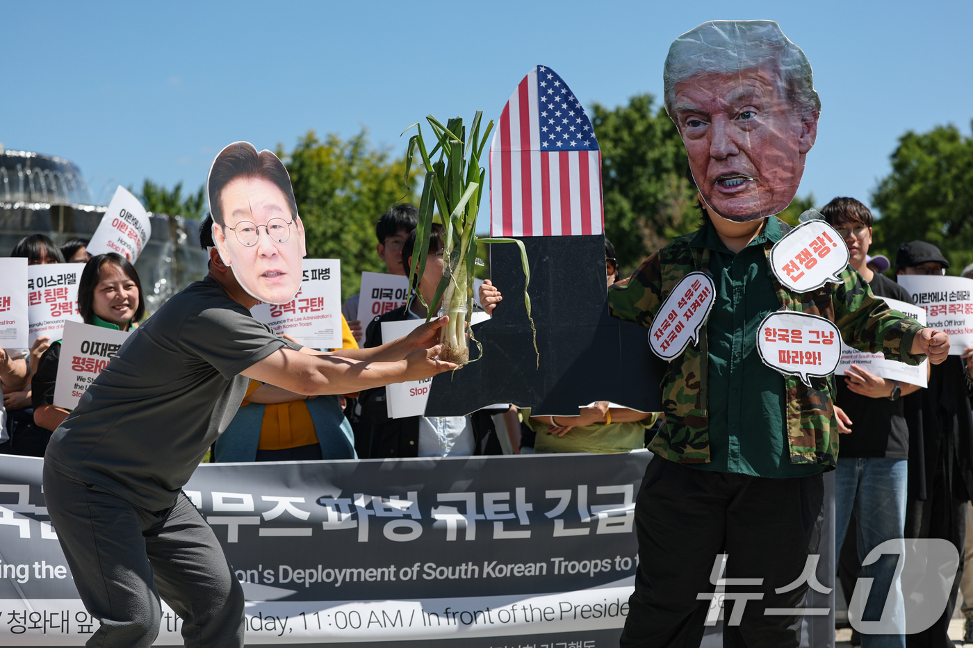 (서울=뉴스1) 김도우 기자 = 사회대전환연대회의 등 시민단체 활동가들이 7일 서울 종로구 청와대 분수대 앞에서 정부의 한국군 호르무즈 파병 규탄 긴급기자회견을 하고 있다. 202 …