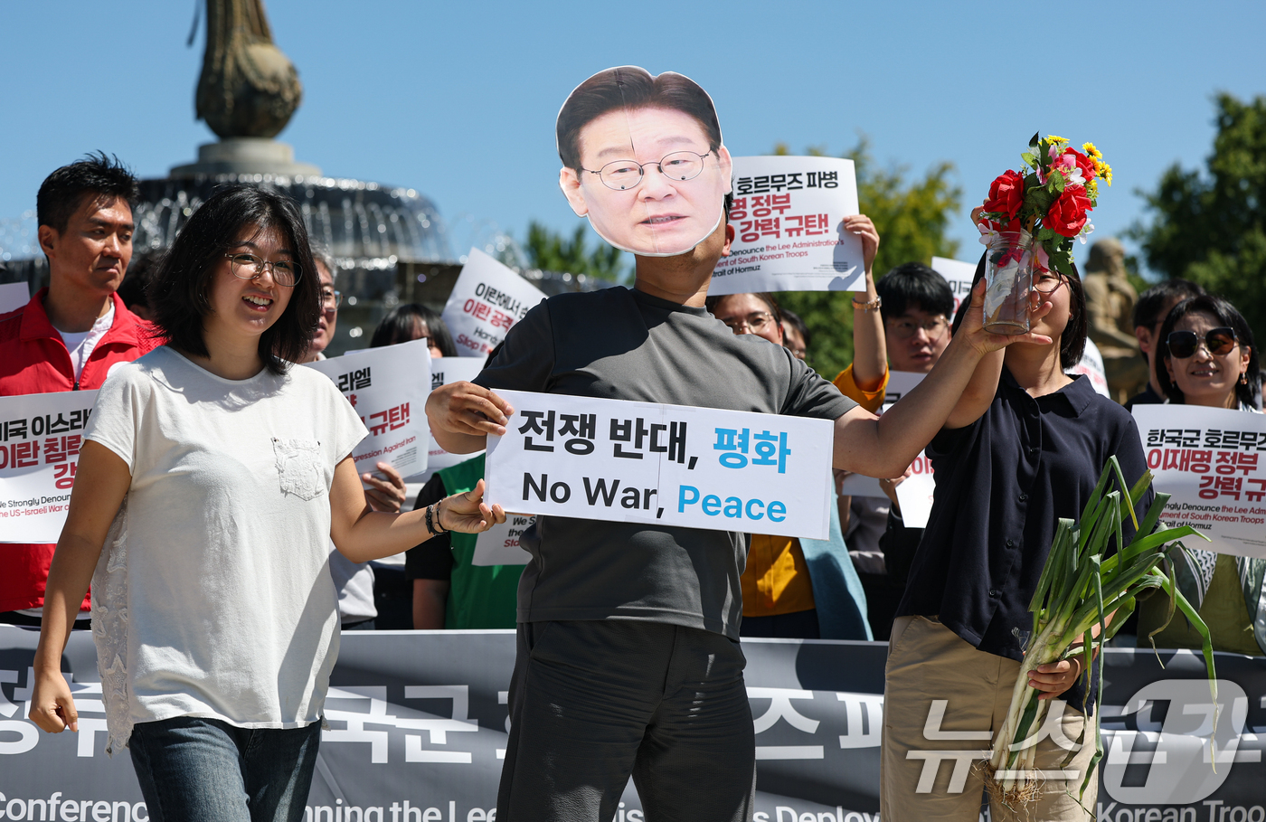 (서울=뉴스1) 김도우 기자 = 사회대전환연대회의 등 시민단체 활동가들이 7일 서울 종로구 청와대 분수대 앞에서 정부의 한국군 호르무즈 파병 규탄 긴급기자회견을 하고 있다. 202 …