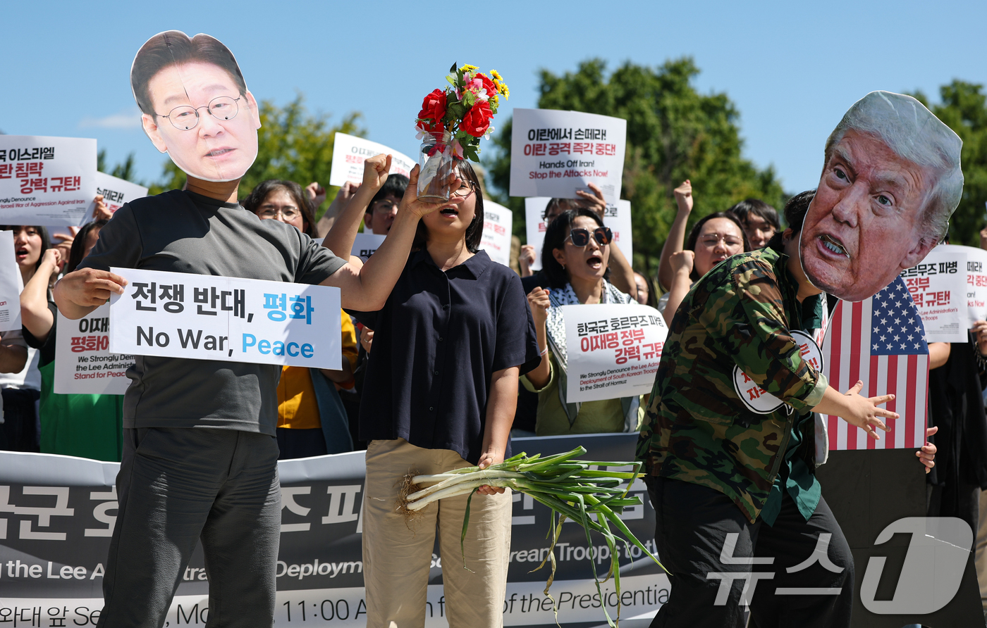 (서울=뉴스1) 김도우 기자 = 사회대전환연대회의 등 시민단체 활동가들이 7일 서울 종로구 청와대 분수대 앞에서 정부의 한국군 호르무즈 파병 규탄 긴급기자회견을 하고 있다. 202 …