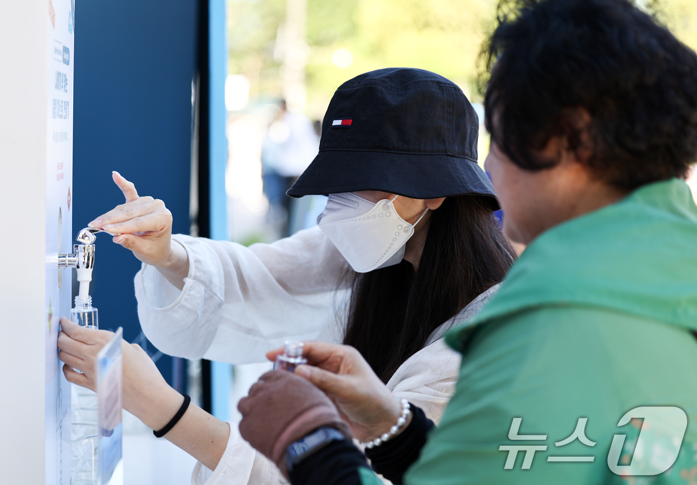 (서울=뉴스1) 최지환 기자 = 7일 오전 서울 중구 서울광장에 마련된 화장품의 날 홍보관에서 시민들이 맞춤형 화장품을 만들고 있다. 2026.9.7/뉴스1