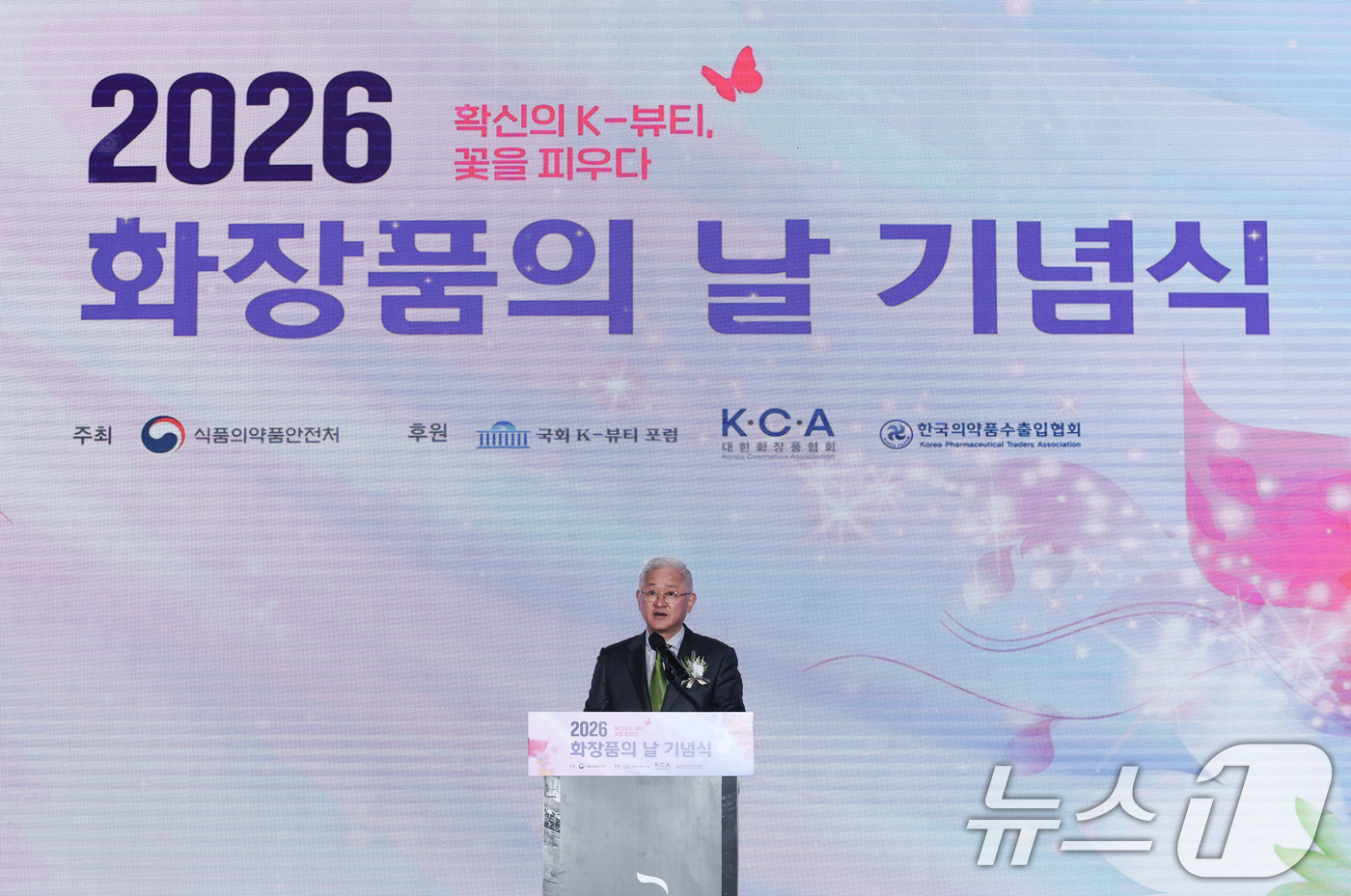 (서울=뉴스1) 최지환 기자 = 서경배 대한화장품협회장(아모레퍼시픽 회장)이 7일 오전 서울 중구 더 플라자 호텔에서 열린 2026 화장품의 날 기념식에서 축사를 하고 있다. 20 …