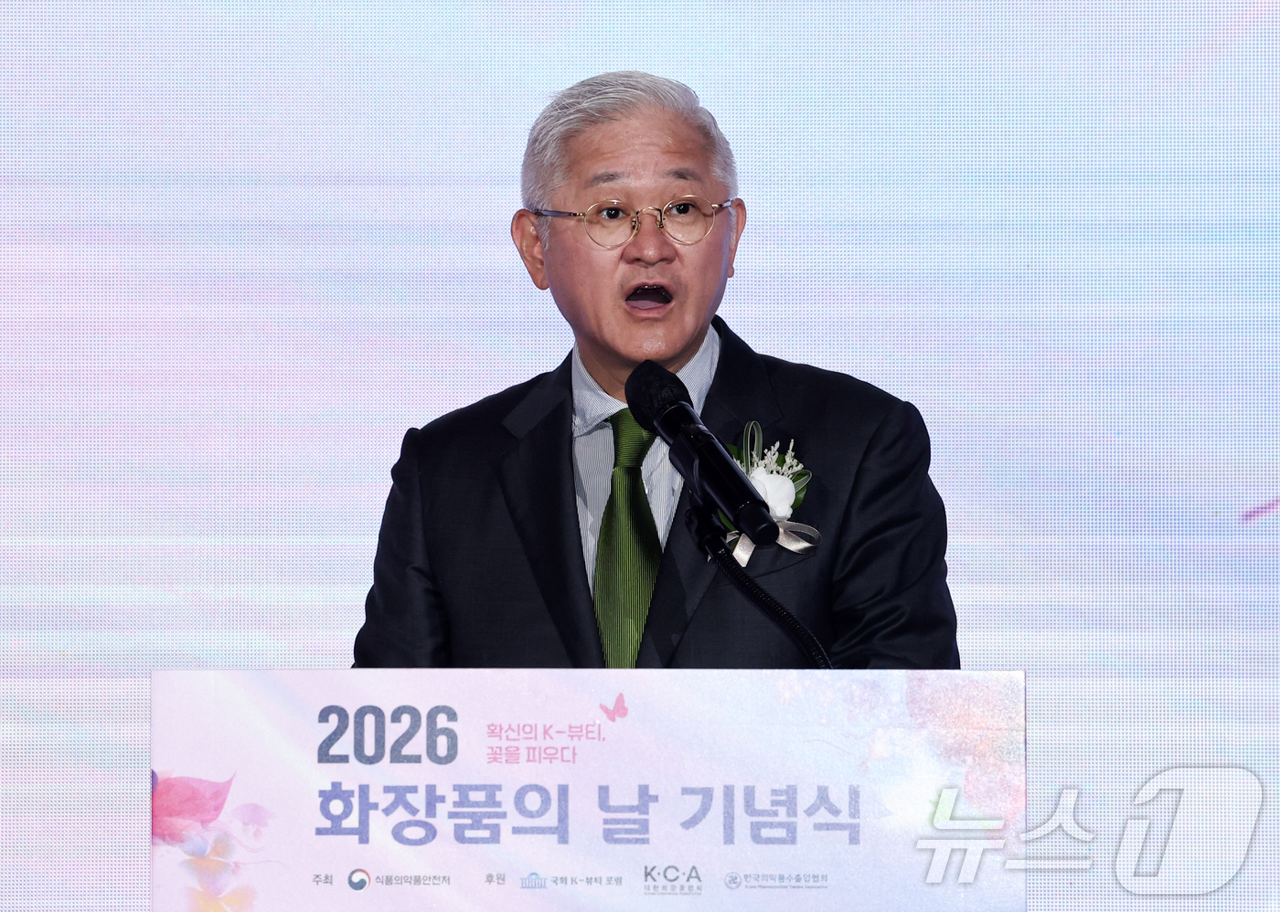 (서울=뉴스1) 최지환 기자 = 서경배 대한화장품협회장(아모레퍼시픽 회장)이 7일 오전 서울 중구 더 플라자 호텔에서 열린 2026 화장품의 날 기념식에서 축사를 하고 있다. 20 …
