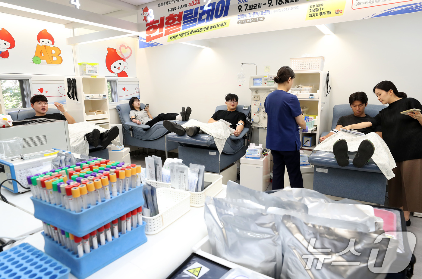 (부산=뉴스1) 윤일지 기자 = 7일 부산 부산진구 동의대학교 수덕전에 새롭게 문을 연 헌혈의집 동의대센터에서 '제52회 동의가족-이웃사랑 헌혈릴레이'에 참여한 학생들이 헌혈을 하 …