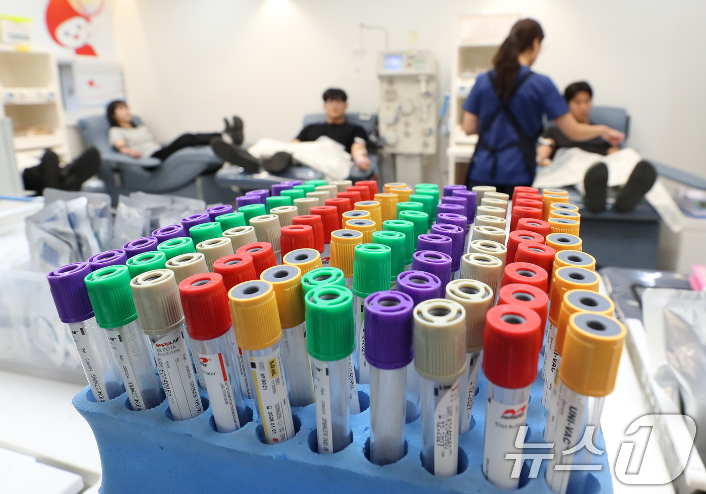 (부산=뉴스1) 윤일지 기자 = 7일 부산 부산진구 동의대학교 수덕전에 새롭게 문을 연 헌혈의집 동의대센터에서 '제52회 동의가족-이웃사랑 헌혈릴레이'에 참여한 학생들이 헌혈을 하 …