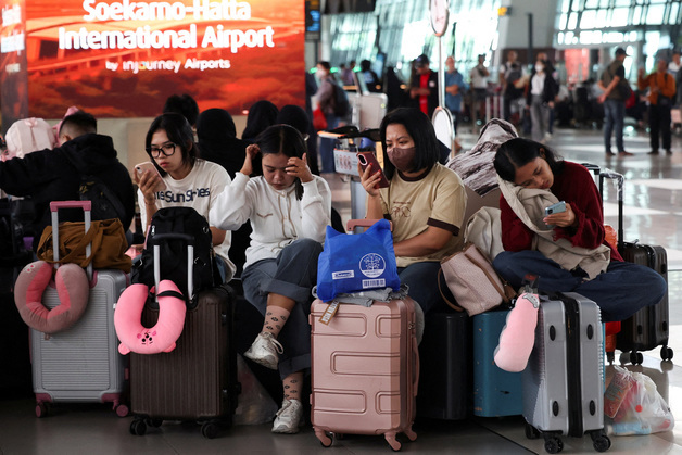 인도네시아 화산 폭발 여파로 공항 8곳 폐쇄…17만명 발 묶여