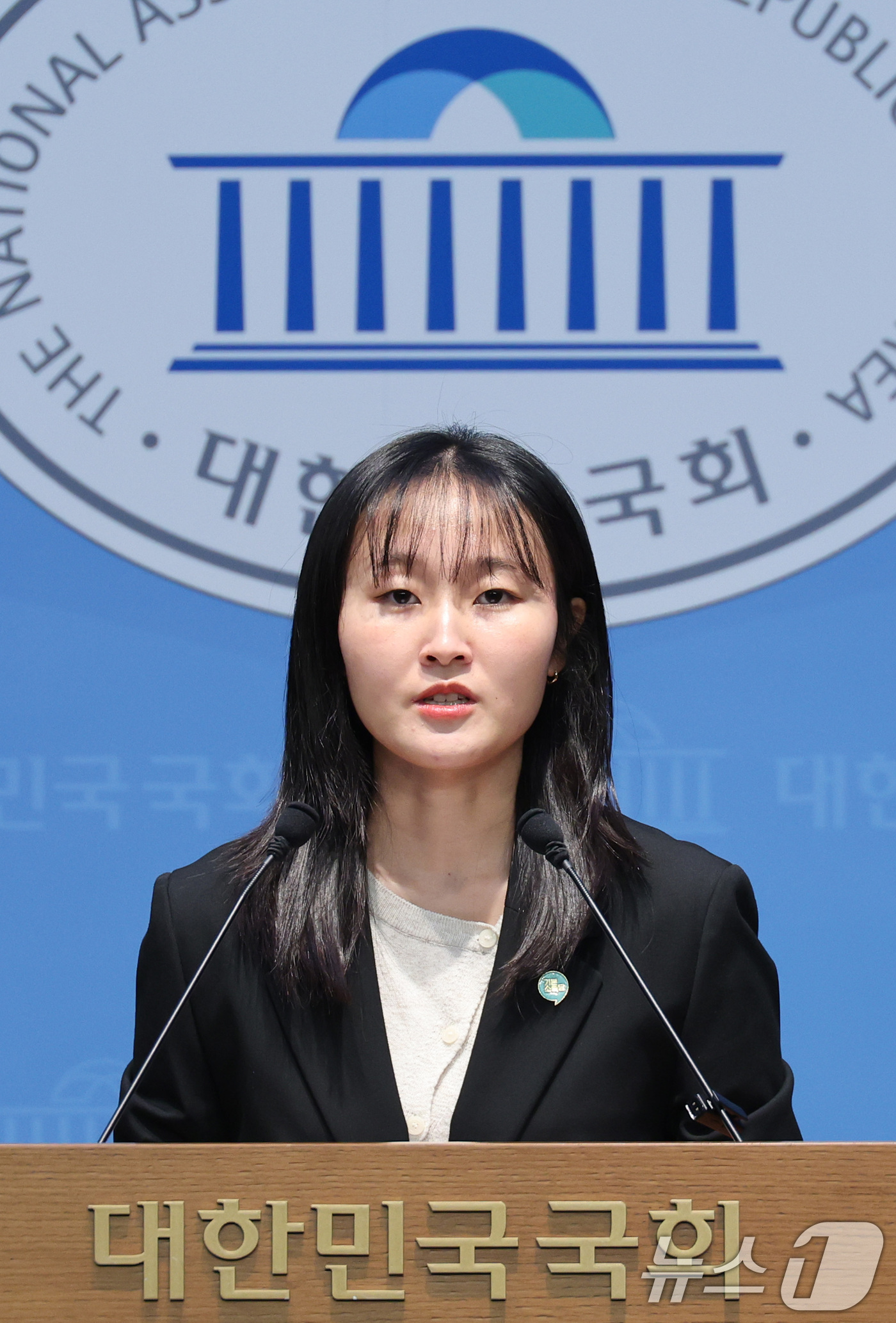 (서울=뉴스1) 신웅수 기자 = 노서영 기본소득당 대변인이 7일 서울 여의도 국회 소통관에서 용혜인 성평등가족부 장관 후보자 의혹 관련 반박 기자회견을 하고 있다. 2026.9.7 …