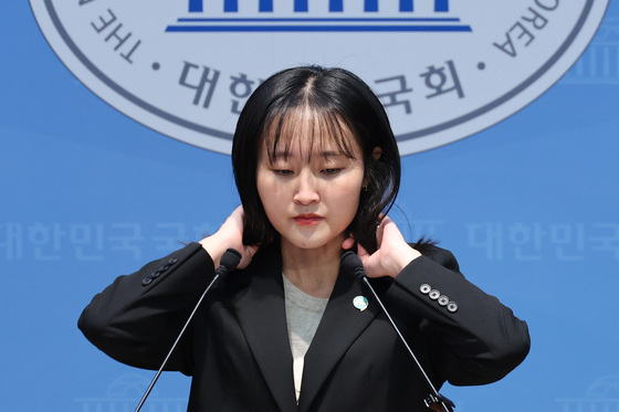 반박 기자회견 나선 노서영 기본소득당 대변인