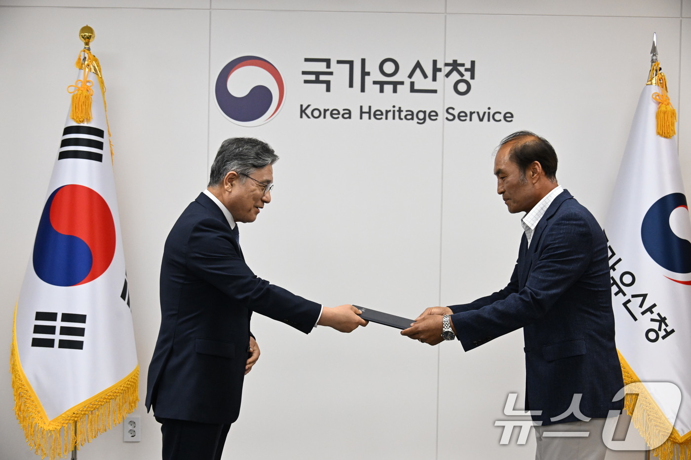 (서울=뉴스1) = 허민 국가유산청장(왼쪽)이 7일 오후 정부대전청사 국가유산청장실에서 국가유산의 가치보존과 국가유산수리 품질 향상에 이바지한 국가유산수리현장 유공자에게 표창장을 …