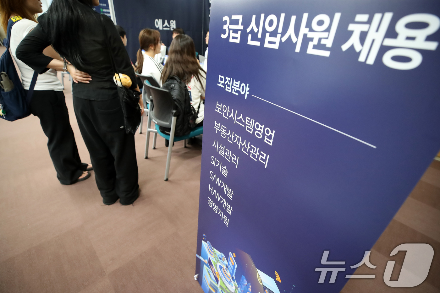 (대구=뉴스1) 공정식 기자 = 7일 대구 북구 경북대학교 글로벌플라자에서 열린 '2026학년도 KNU-대구앵커 워라밸 취업박람회'를 찾은 취업준비생들이 채용 담당자와 상담하고 있 …