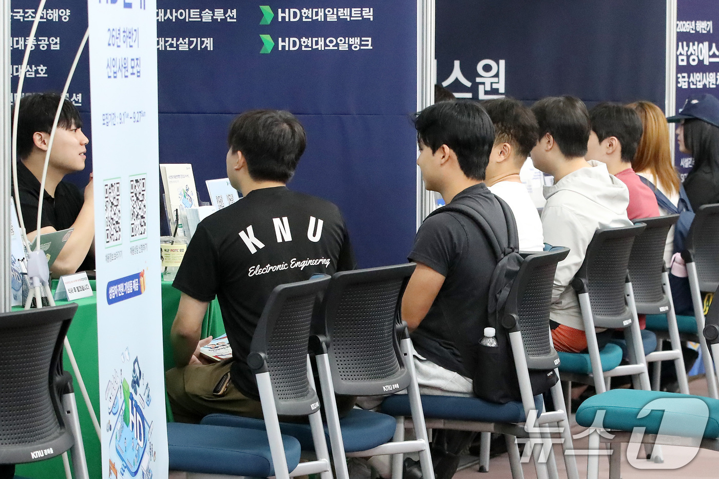 (대구=뉴스1) 공정식 기자 = 7일 대구 북구 경북대학교 글로벌플라자에서 열린 '2026학년도 KNU-대구앵커 워라밸 취업박람회'를 찾은 취업준비생들이 채용 담당자와 상담하고 있 …