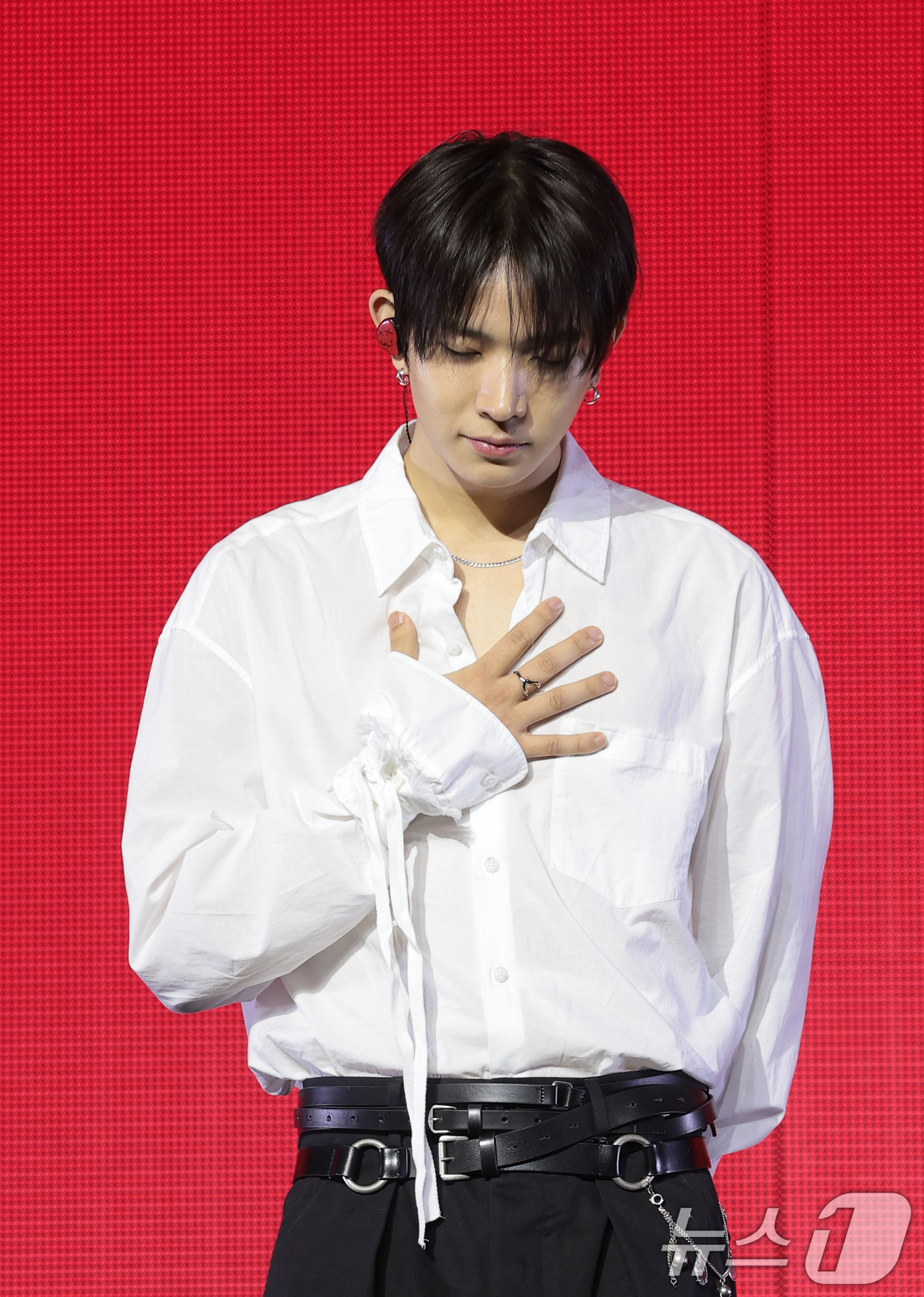 (서울=뉴스1) 권현진 기자 = 가수 에반(EVAN, 희승)이 7일 오후 서울 동대문구 경희대학교 평화의 전당에서 열린 미니 1집 ‘DEATH OF ME’ 발매 기념 쇼케이스에서 …