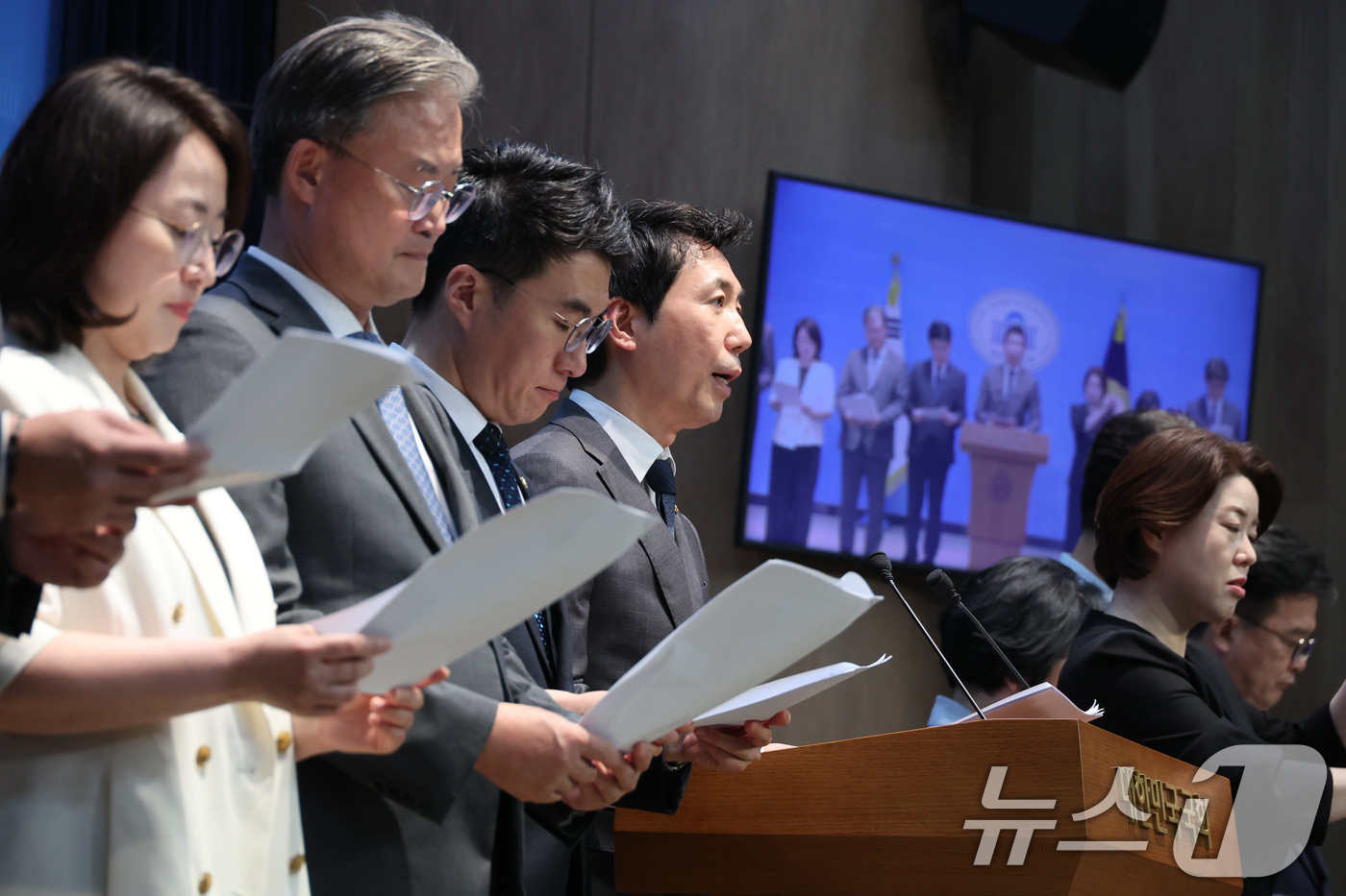 (서울=뉴스1) 신웅수 기자 = 과학기술정보방송통신위원회 소속 더불어민주당 의원들이 7일 서울 여의도 국회 소통관에서 이진숙 국민의힘 의원의 과방위 사보임을 촉구하고 있다. 202 …