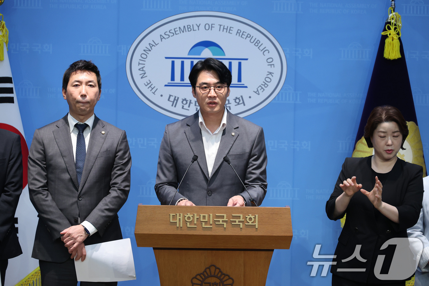 (서울=뉴스1) 신웅수 기자 = 한준호 의원을 비롯한 과학기술정보방송통신위원회 소속 더불어민주당 의원들이 7일 서울 여의도 국회 소통관에서 이진숙 국민의힘 의원의 과방위 사보임을 …