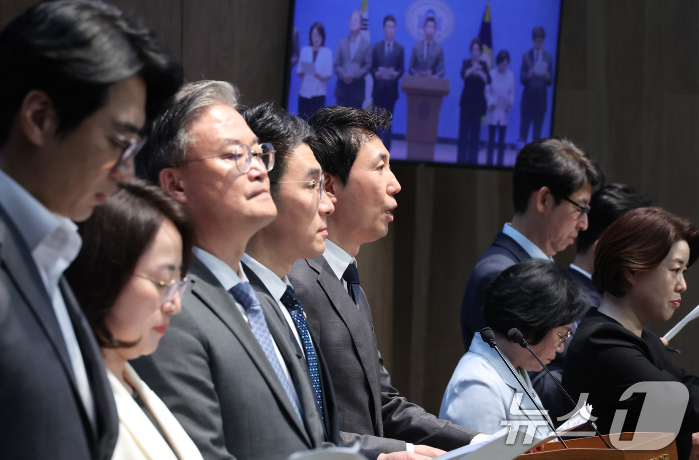 (서울=뉴스1) 신웅수 기자 = 과학기술정보방송통신위원회 소속 더불어민주당 의원들이 7일 서울 여의도 국회 소통관에서 이진숙 국민의힘 의원의 과방위 사보임을 촉구하고 있다. 202 …