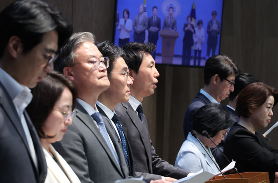 기자회견하는 민주당 과방위원들