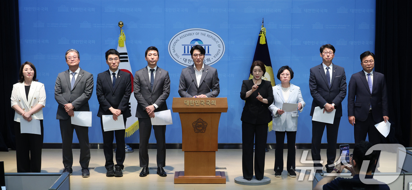 (서울=뉴스1) 신웅수 기자 = 과학기술정보방송통신위원회 소속 더불어민주당 의원들이 7일 서울 여의도 국회 소통관에서 이진숙 국민의힘 의원의 과방위 사보임을 촉구하고 있다. 202 …