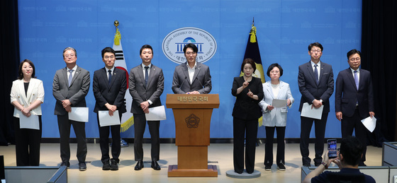 민주당 과방위원들, 이진숙 사보임 촉구 기자회견
