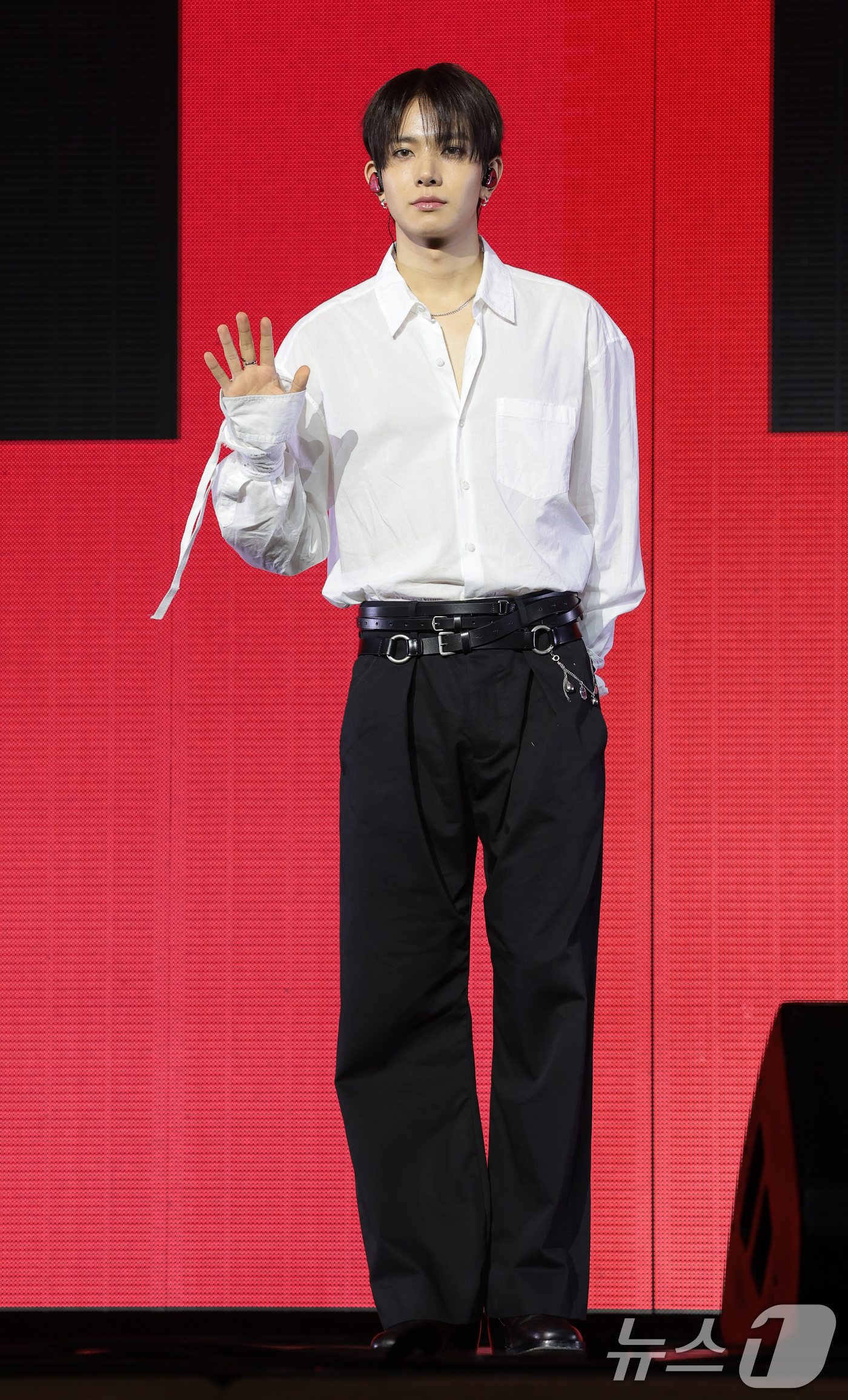 (서울=뉴스1) 권현진 기자 = 가수 에반(EVAN, 희승)이 7일 오후 서울 동대문구 경희대학교 평화의 전당에서 열린 미니 1집 ‘DEATH OF ME’ 발매 기념 쇼케이스에서 …