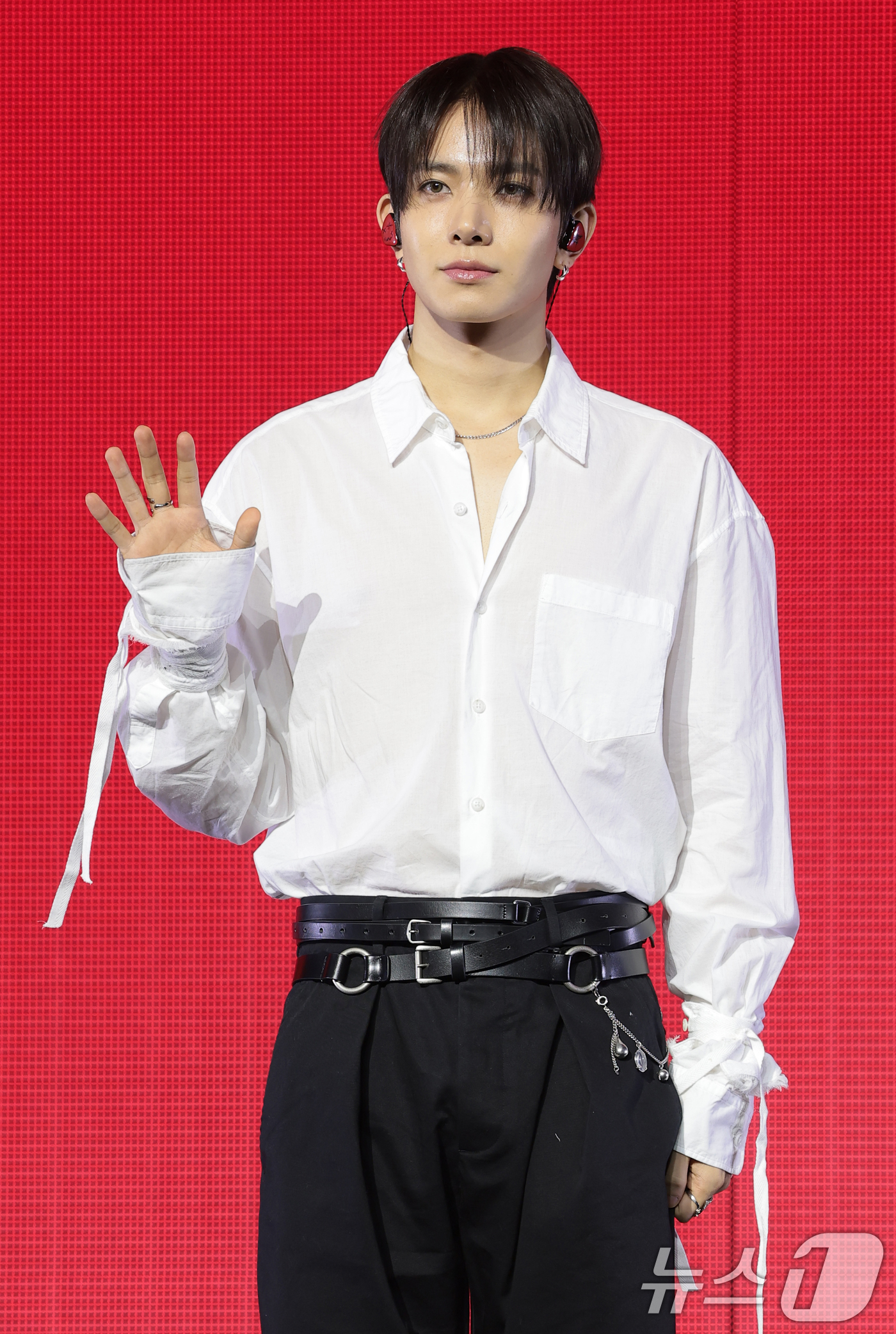 (서울=뉴스1) 권현진 기자 = 가수 에반(EVAN, 희승)이 7일 오후 서울 동대문구 경희대학교 평화의 전당에서 열린 미니 1집 ‘DEATH OF ME’ 발매 기념 쇼케이스에서 …